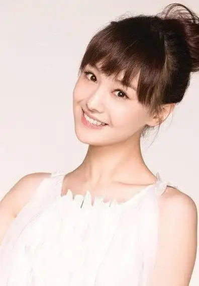 郑爽留长发重回颜值巅峰,笑容甜美纯真!宛若当年的楚雨荨