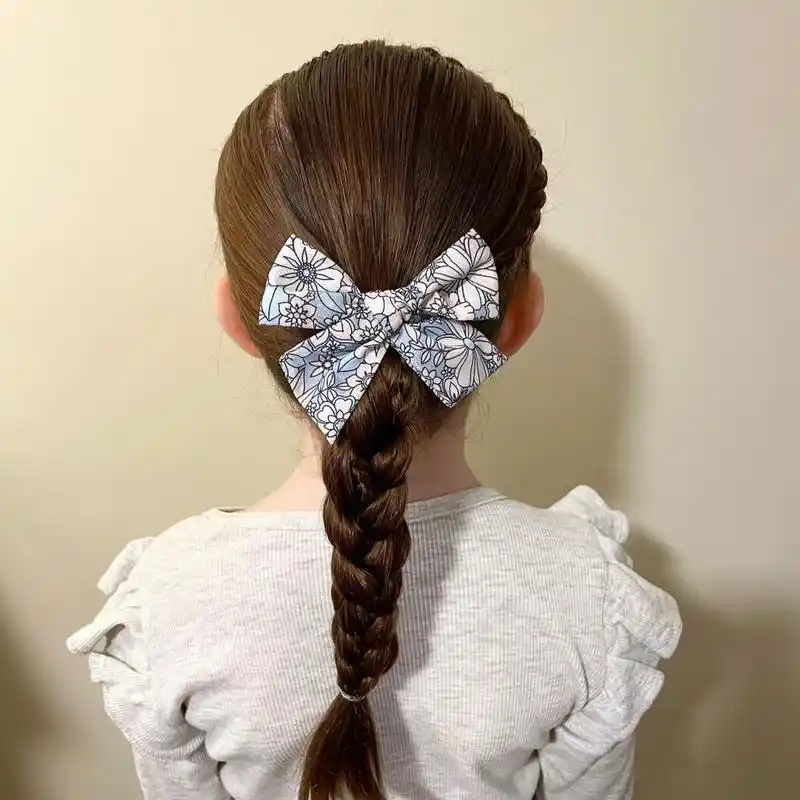 小女孩发型简单扎发推荐低扎马尾辫麻花辫 好看的小女孩编发扎法推荐