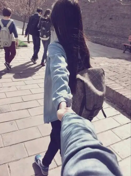 > || 更新时间:2015-03-25 颜色分 灰色 关键词:  幸福 情侣 牵手