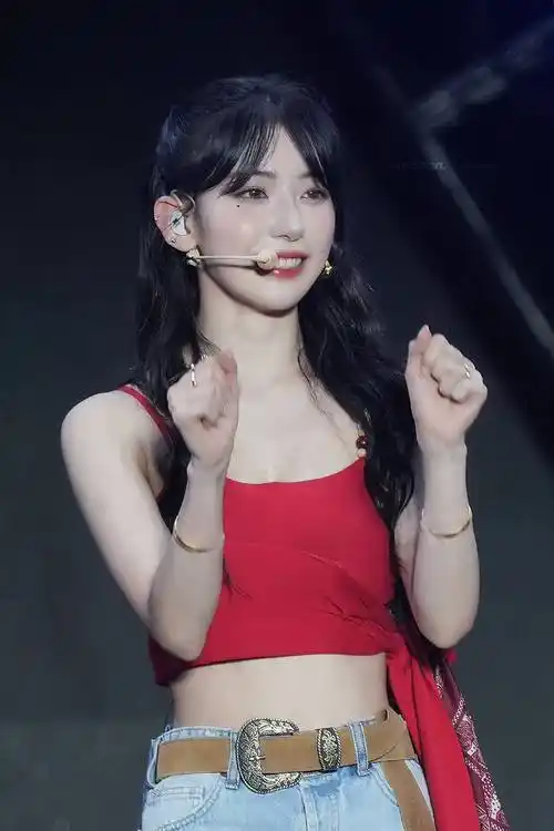 日本女星宫脇咲良年轻靓丽!肤白貌美大长腿性感火辣_蓝色_吊带_短发