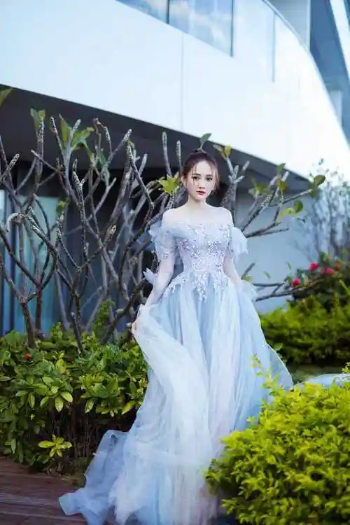 45岁陈乔恩结婚后更美了! 甜美减龄,满满少女感|裙子|