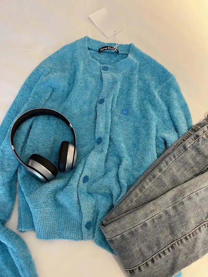 acne水蓝色真的很爱🌊.整件衣服色调都是多巴胺蓝色系近 - 抖音