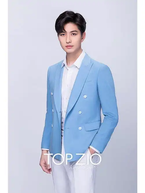 天蓝色戗驳领西装