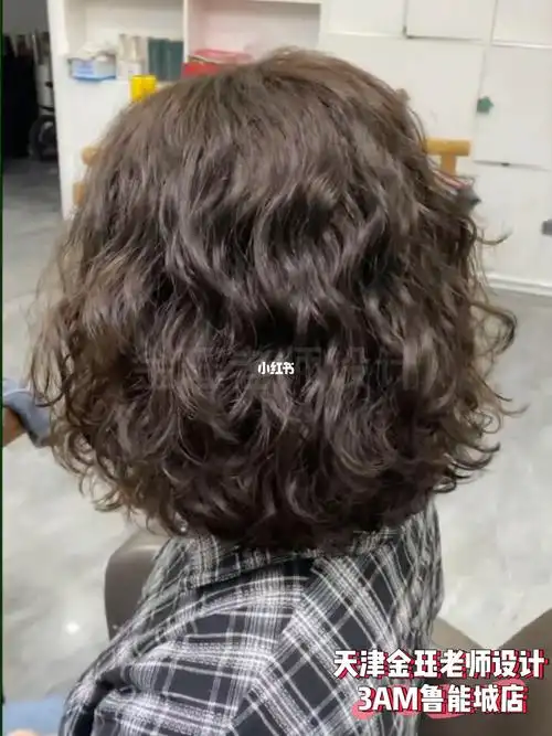 中短发芭比烫短发烫发显脸小显发量