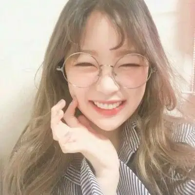 戴眼镜的气质美女头像图片