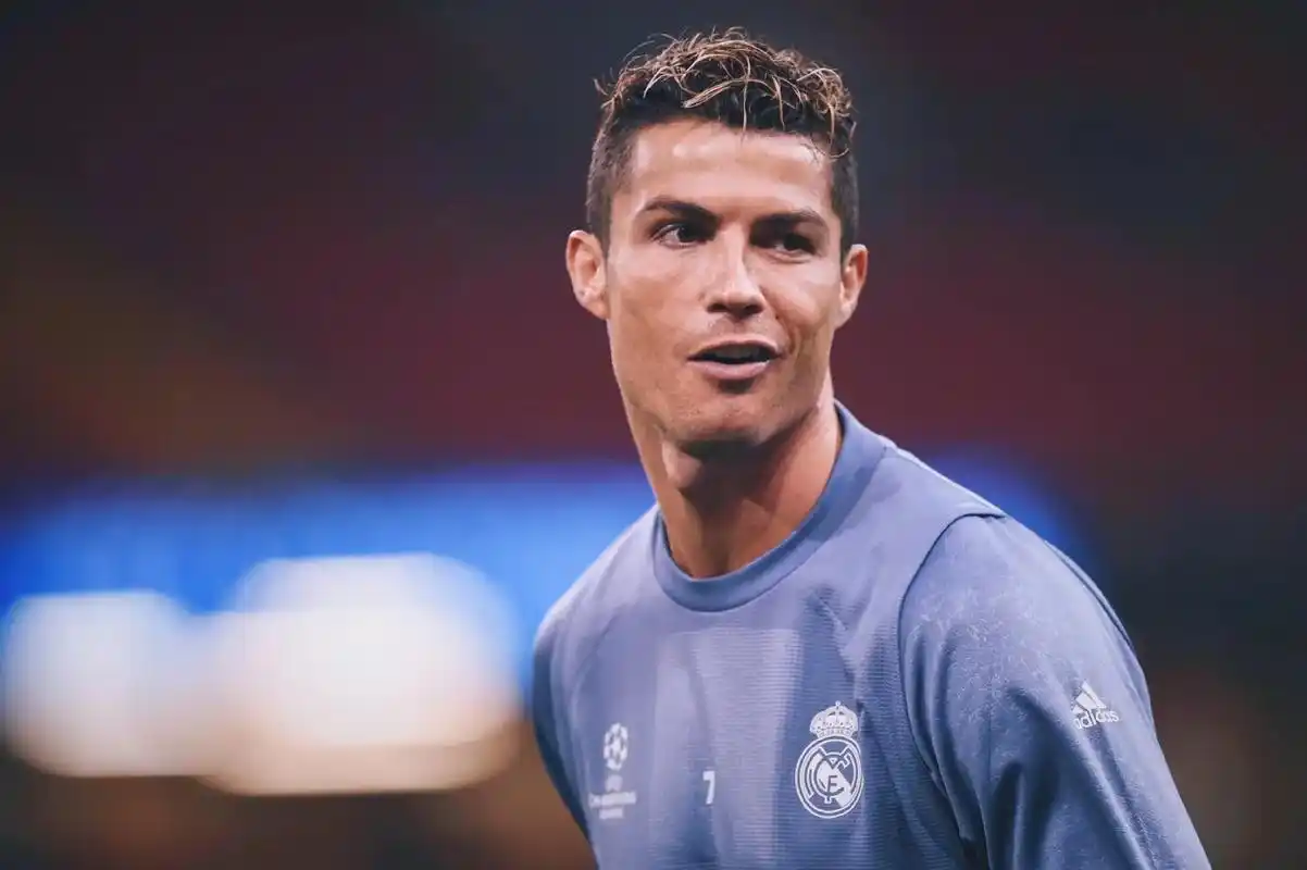 c罗 #壁纸 总有一段时间 我们得翻过千山  #泡面头  - 抖音