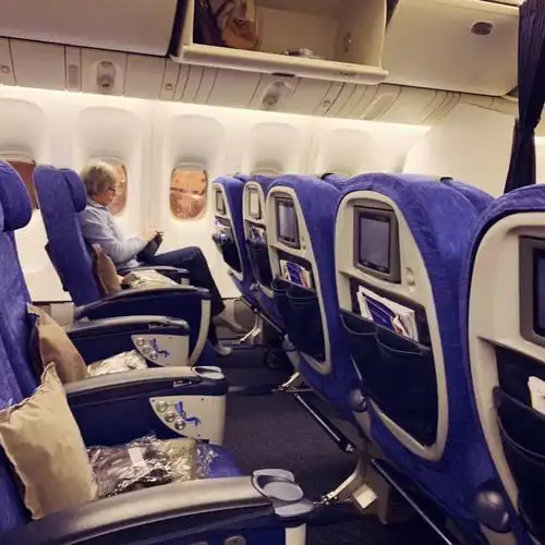 这次没买到商务,只能坐英航的超级经济舱,座位是大了点,但是中间厚厚