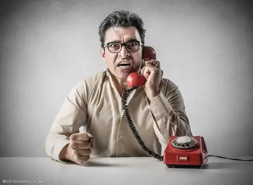 打电话愤怒的中年男人图片