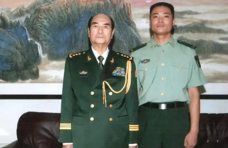 警卫员是什么级别军的官才会配备,可以住进军区大院吗?