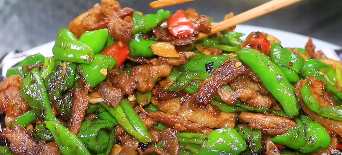 湖南的辣椒炒肉为啥那么好吃?原来湘菜师傅是这样做,难怪这么香