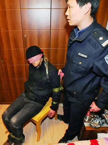 人质小林被犯罪嫌疑人蒙住眼,捆住手脚绑在椅子上.