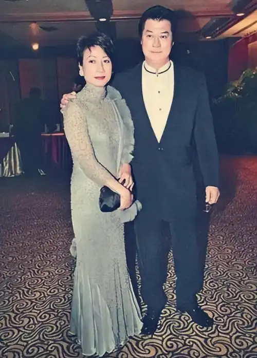 一九七五年,邓光荣29岁,和严珍纳私底下