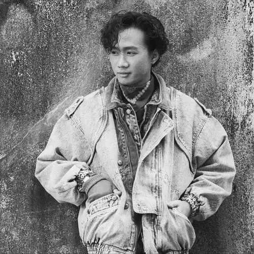 而黄家驹和主持人正是在这样危险的地面上从3米高的舞台上跌落,对方戴