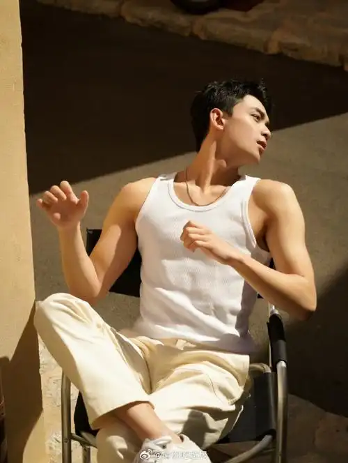 吴磊臂肌力量感