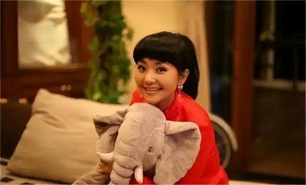 可央视是多少主持人梦寐以求的殿堂,方琼亦是如此,她毅然决然的接下了