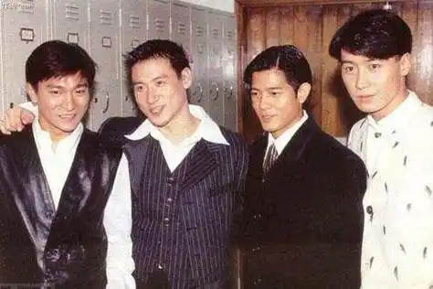 争霸",诞生乐坛最有影响力的两位歌手,后来随着梅艳芳与陈百强的崛起