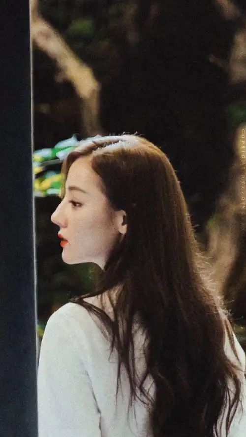 热巴的侧脸真的很好看哇~!