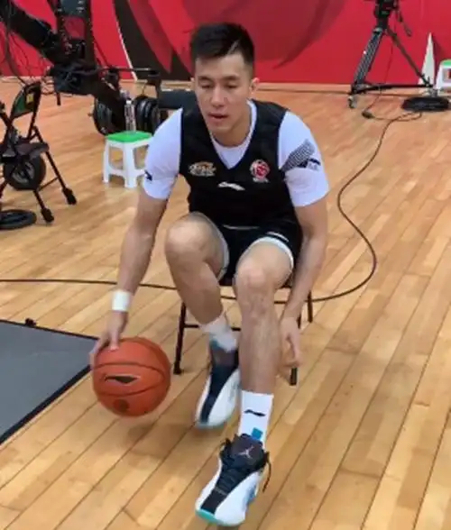 超级高水平郭艾伦展示娴熟运球感觉球都快粘到他手上了