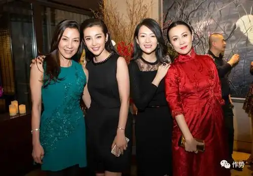 作势:女明星合影卡c位是有多重要?|秘史|女明星|合影_新浪时尚_新浪网