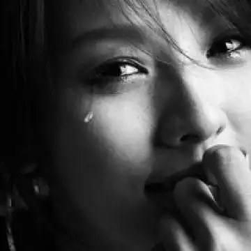 留着泪的脸伤感女生