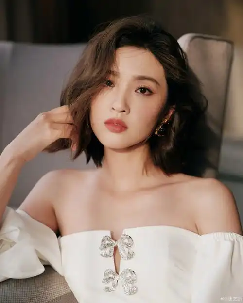 唐艺昕短发新魅力,白色抹胸泡泡袖裙展现甜酷风范_时尚_星悦