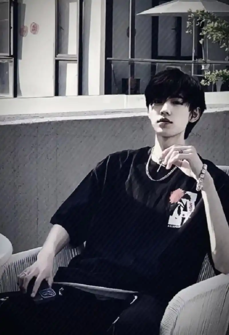 宋亚轩 很帅吧 #白光莹 - 抖音