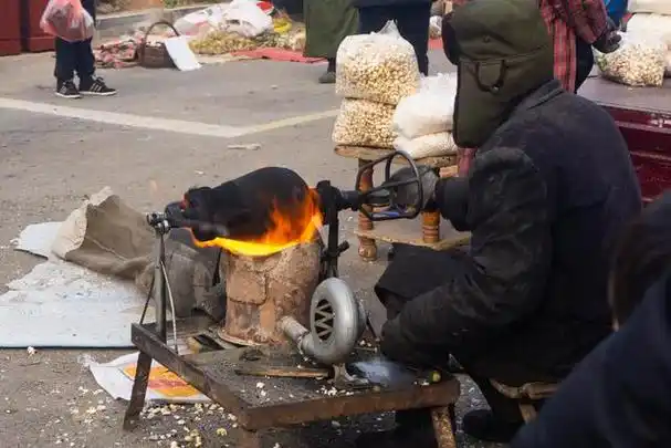 农村大集上的老式手摇爆米花,勾起几代人的童年记忆
