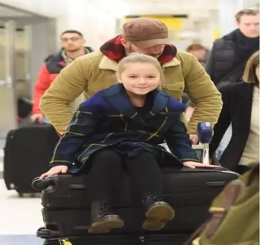 贝克汉姆和小七现身机场,「情侣衫」好有爱!网友:儿子是捡的吗