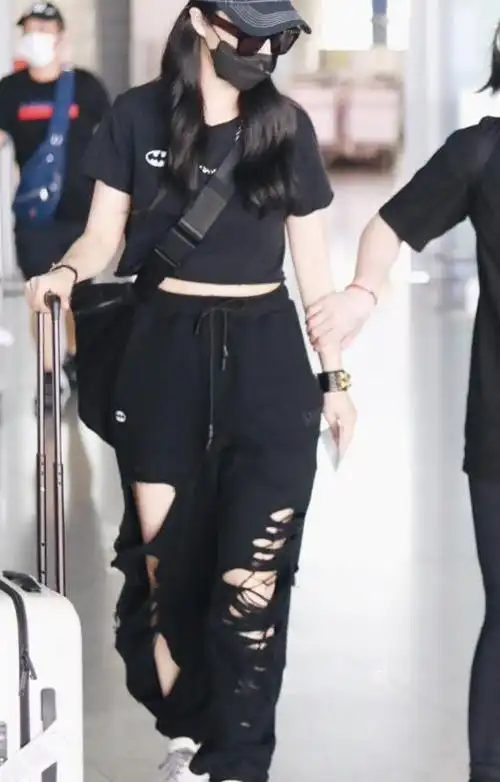 "薇娅"才是最时髦的主播,穿一身黑走机场,"烂裤子"太抢眼
