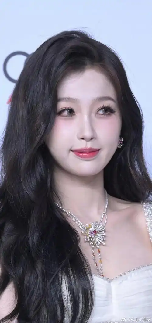 虞书欣 网红妆#虞书欣这次的妆网红感是重但是这不影响欣欣子本谰就