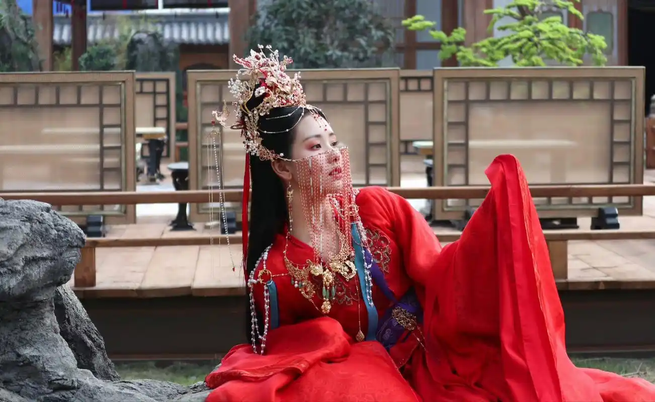 白鹿叶夕雾婚服造型vs陈都灵叶冰裳婚服造型,谁更戳中你的审美?