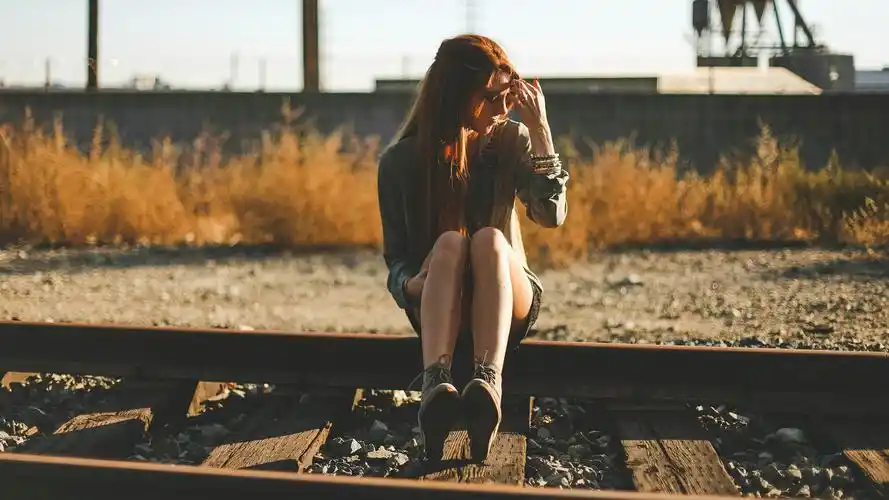 欧美,美女,文艺,铁道,阳光,午后,寂寞,伤感,桌面壁纸