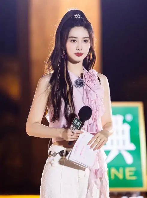 终于有晚会请孟子义唱歌了!期待孟子义818晚会首秀舞台