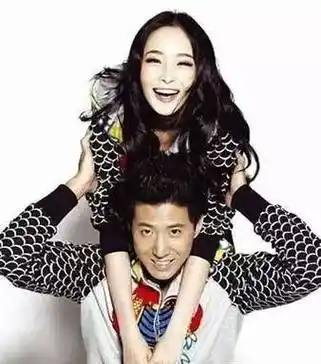 后来李曼再次被媒体追问感情时,她无所顾忌地说出了男朋友洪天照的