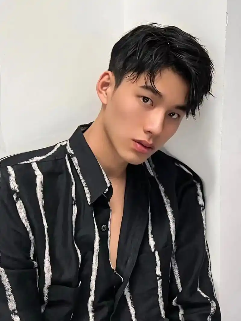 今日发型推荐男生三七分塑型烫