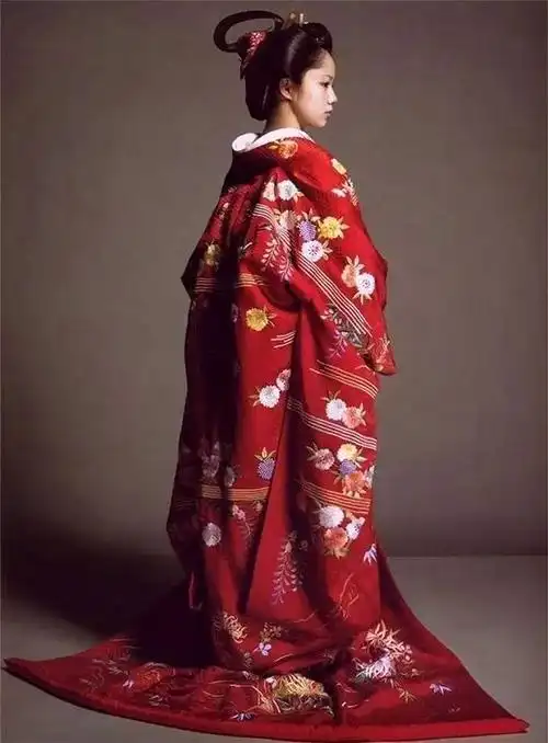 作为日本传统文化的重要象征之一,和服随日本历史而跌宕起伏,迄今基本