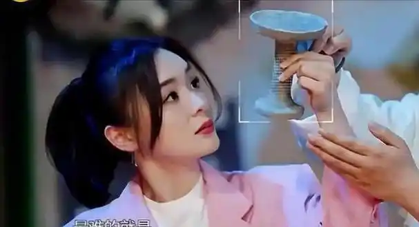 袁姗姗回家参加弟弟婚礼,戴帽不抢新娘风头,身材却尽显明星高调