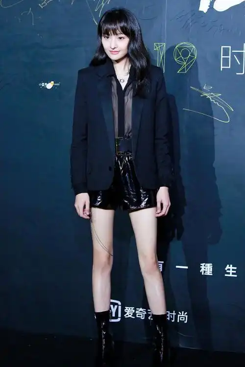 郑爽又迷上了"白丝",看到效果我心服口服|腿型|减龄|身材曲线_网易