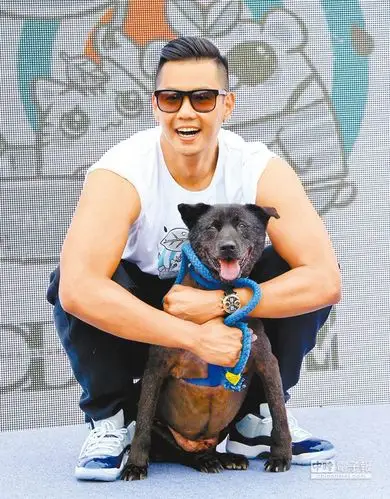 陈建州昨露出肌肉,和大型流浪狗合照,散发超man气息.(罗永铭摄)