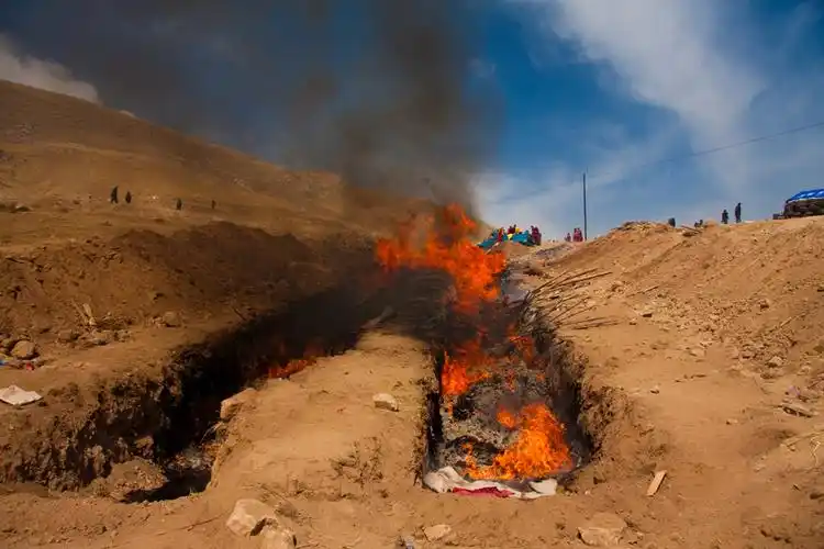 玉树地震遇难者千人火葬现场图