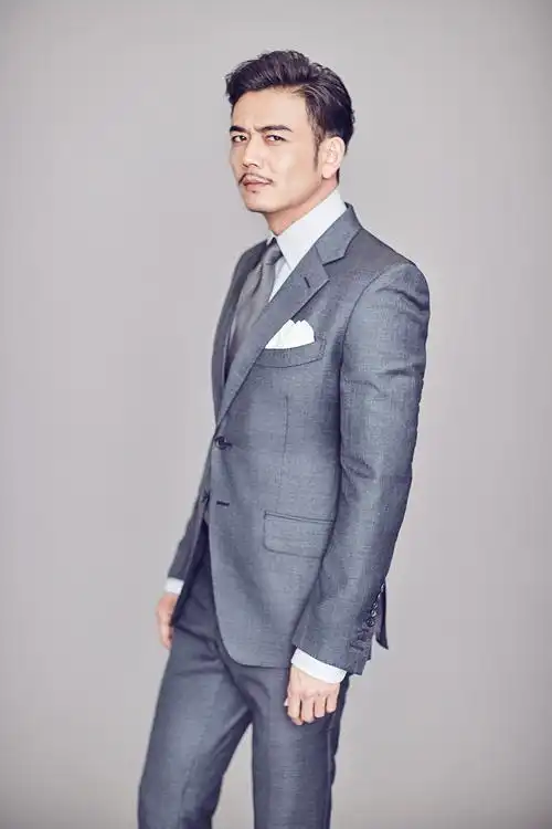 杨烁写真图片小包总上演西装杀37