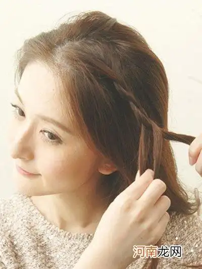 扎法,大家可以学习一下,其实很简单的,辫子发型很好看,长头发的女生都