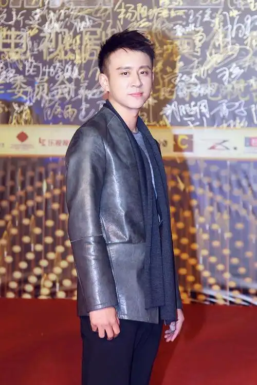 刘亭作入围最佳男配角帅气亮相尽显潇洒