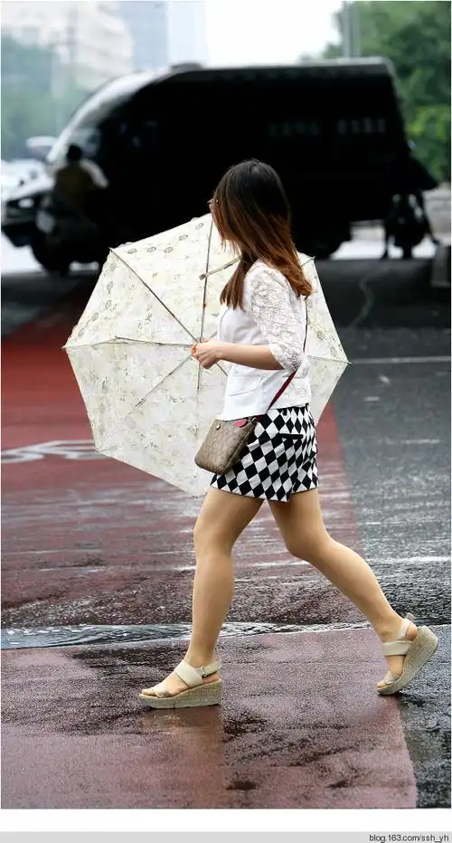 京城天气翻脸比翻书还快(雷雨阵阵行人抓狂)