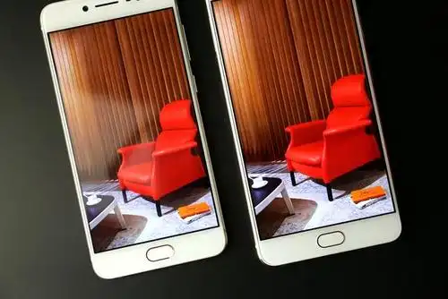 这两部手机长得实在太像,难怪都说它们俩是兄弟!