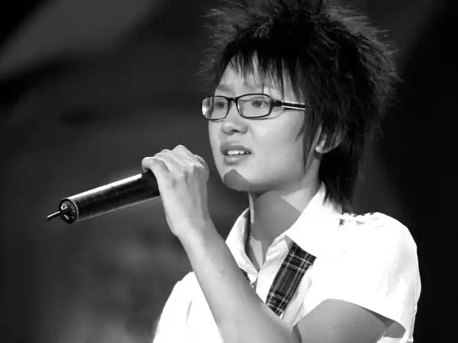 周笔畅穿透视"雨衣"装亮相,优雅大方,网友:再也不愁下雨天了