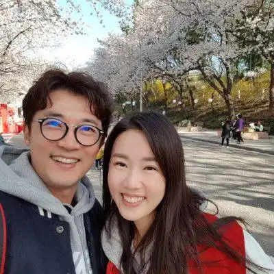 安在旭晒夫妇照秀恩爱与崔真实出演星梦奇缘年轻颜值不输林志颖