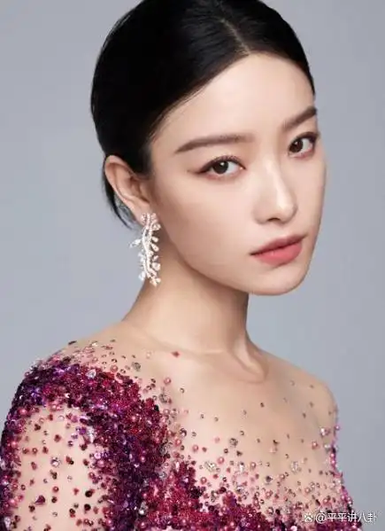 倪妮一身粉色长裙秀美腿美背吸睛,谁能不爱呀!