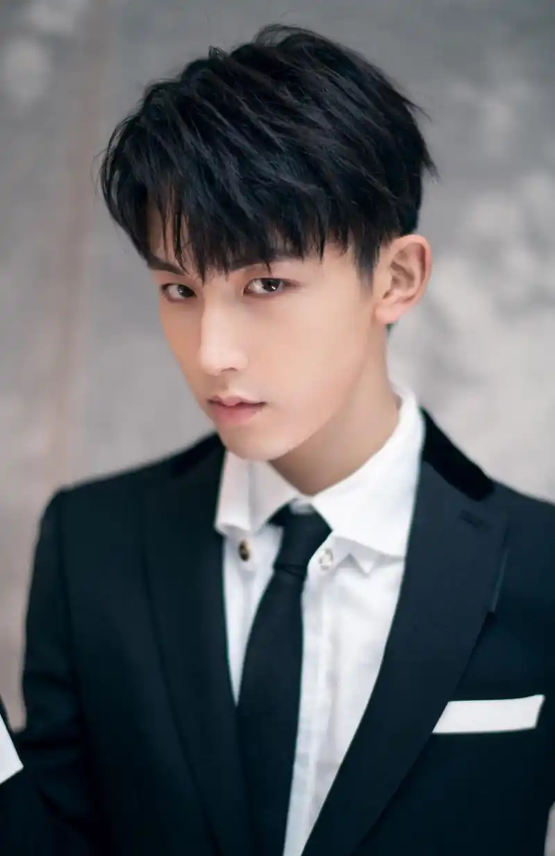 郭俊辰帅气的写真照片