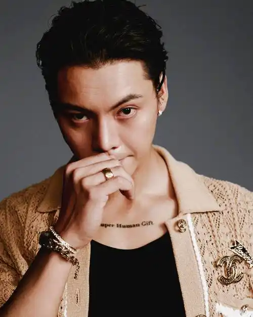 陈伟霆湿漉漉的发型,休闲装,太帅了!